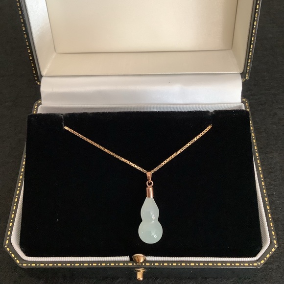 Jewelry - NEW 14KT yellow gold natural light green jade pendant.